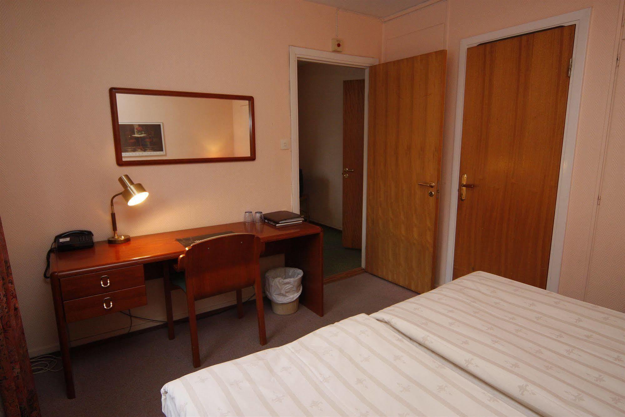Hotel Aveny Bed & Breakfast Евле Экстерьер фото
